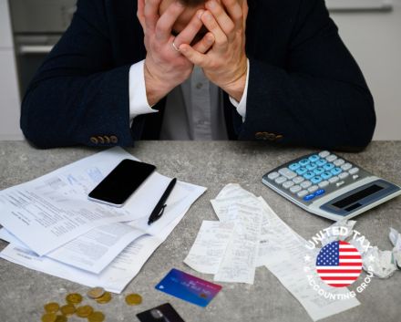 Hombre Preocupado por Deudas con el IRS en Estados Unidos