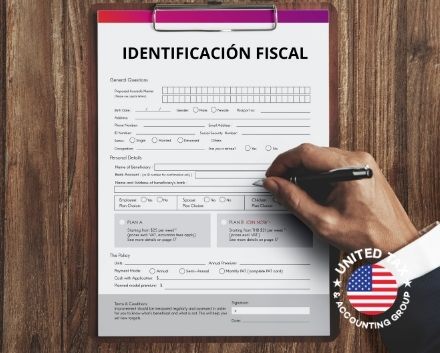 Persona Llenando un Formulario de Identificacin Fiscal en Estados Unidos